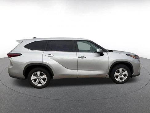 Used 2025 Toyota Highlander LE FWD image 15