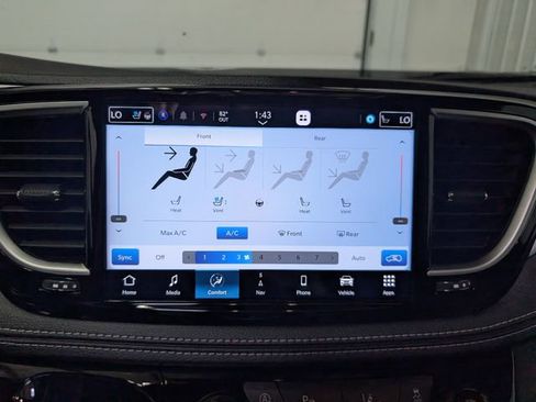 Used 2026 Chrysler Pacifica Limited FWD image 22