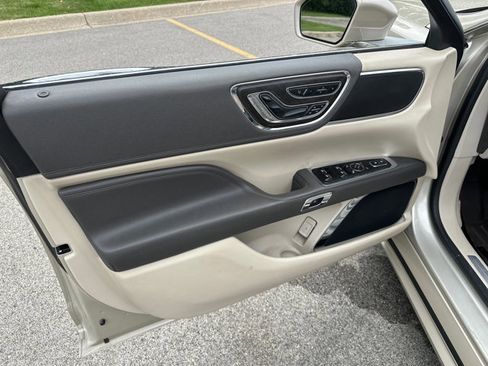 Used 2017 Lincoln Continental Reserve w/ Climate Package image 29