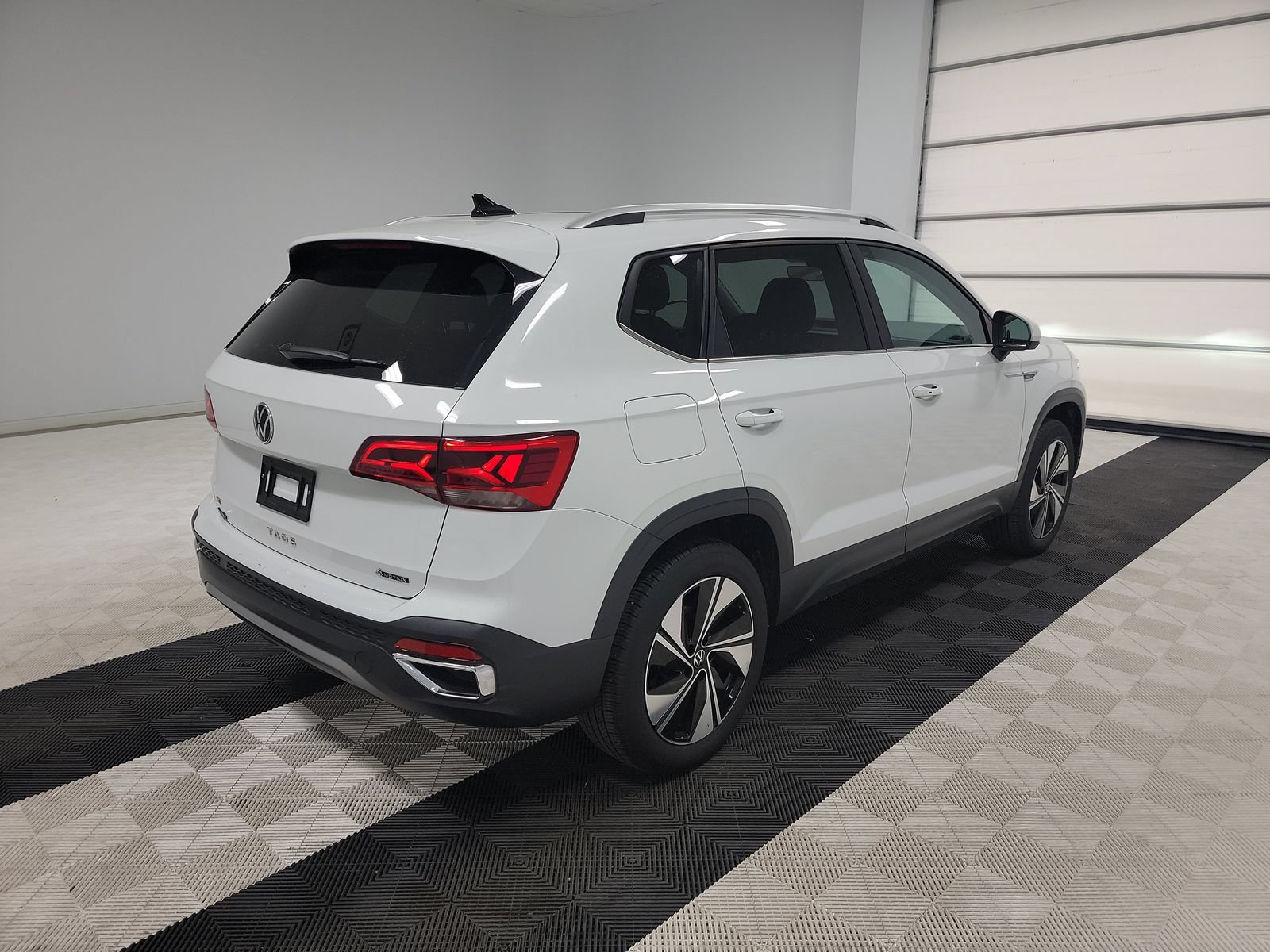 Used 2023 Volkswagen Taos SE w/ Panoramic Sunroof Package AWD/4WD image 4