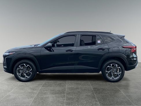 Used 2024 Chevrolet Trax LT FWD image 2
