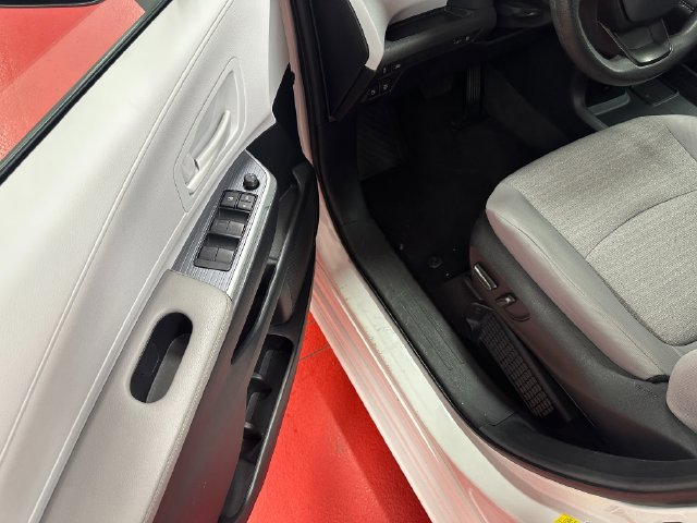 Certified 2025 Toyota Sienna LE FWD image 9