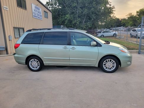 Used 2007 Toyota Sienna XLE w/ XLE Pkg 3 FWD image 2