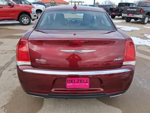 Used 2018 Chrysler 300 Touring L image 4