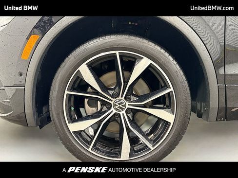 Used 2022 Volkswagen Tiguan SEL R-Line image 2