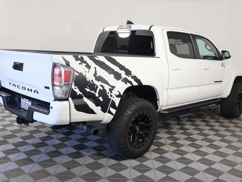 Used 2022 Toyota Tacoma TRD Sport w/ Technology Package RWD image 4