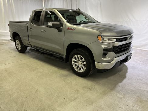 Used 2023 Chevrolet Silverado 1500 LT w/ Z71 Off-Road Package AWD/4WD image 2