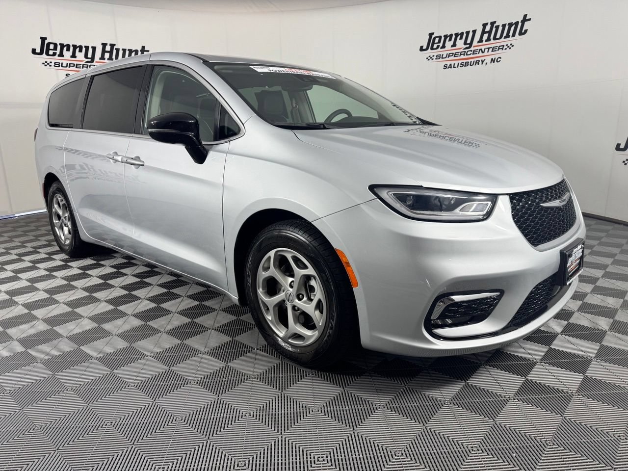 Used 2024 Chrysler Pacifica Limited FWD image 5