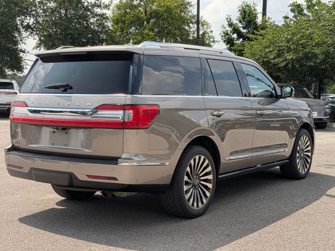 Used 2018 Lincoln Navigator Reserve w/ Technology Package AWD/4WD image 2