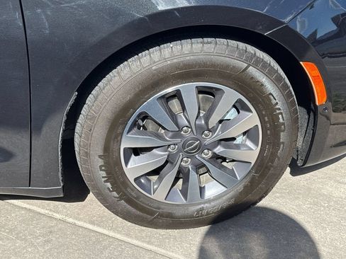 Used 2022 Chrysler Pacifica Touring-L w/ Uconnect Theater Family Group FWD image 14