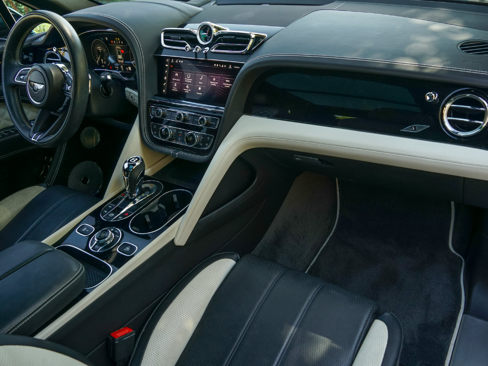 Certified 2023 Bentley Bentayga AWD/4WD image 2