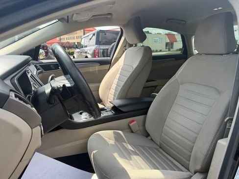 Used 2019 Ford Fusion SE FWD image 2