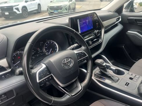 Used 2023 Toyota Highlander LE FWD image 12