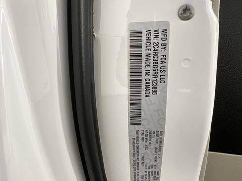 Used 2024 Chrysler Pacifica Touring-L AWD/4WD image 32