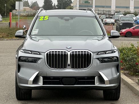Used 2025 BMW X7 xDrive40i w/ Premium Package image 9