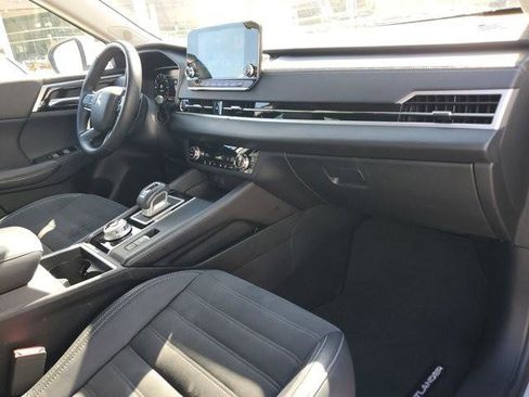 Used 2023 Mitsubishi Outlander SE image 14