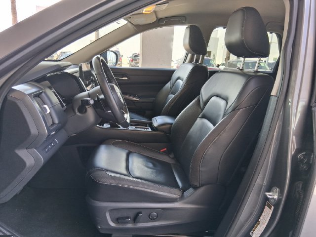 Used 2023 Nissan Pathfinder SL w/ Black Appearance Package FWD image 18