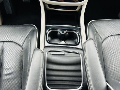 Used 2023 Chrysler Pacifica Limited image 25
