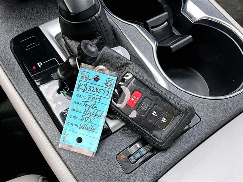 Used 2019 Toyota Highlander Limited FWD image 15