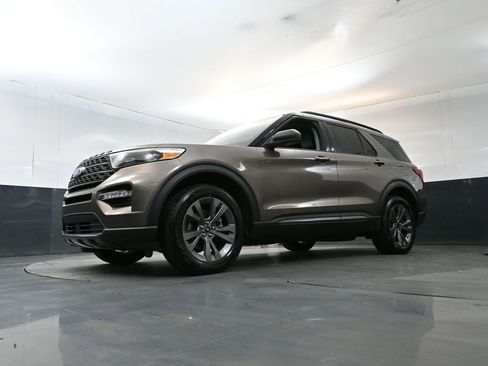 Used 2021 Ford Explorer XLT w/ Equipment Group 202A AWD/4WD image 20