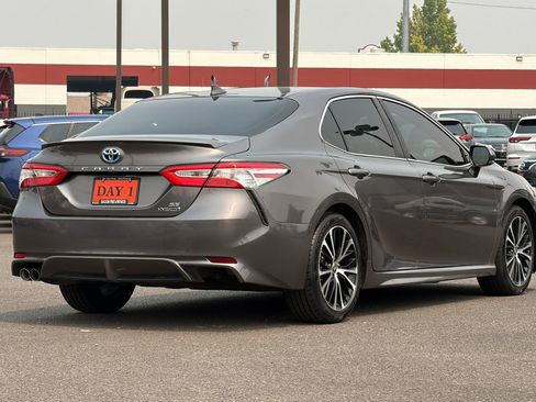 Used 2020 Toyota Camry SE w/ Sunroof Package FWD image 5