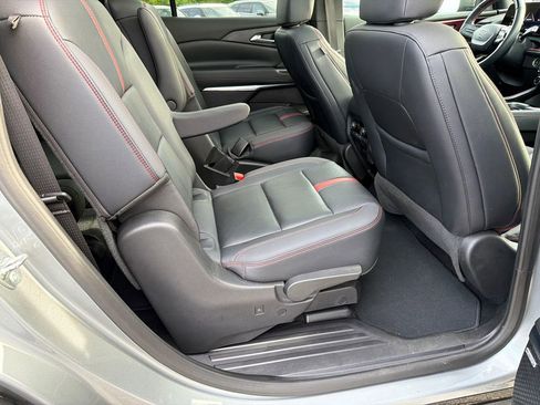 Used 2025 Chevrolet Traverse RS FWD image 15