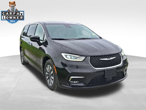 Used 2023 Chrysler Pacifica Touring-L FWD image 9