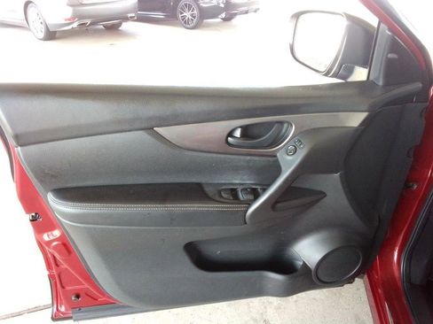 Used 2018 Nissan Rogue Sport S image 17