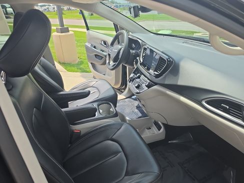 Used 2023 Chrysler Pacifica Touring-L FWD image 11