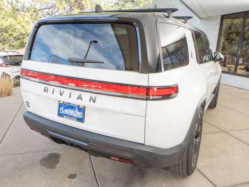 Used 2025 Rivian R1S Premium image 6
