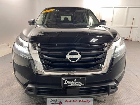 Used 2025 Nissan Pathfinder SV FWD image 2