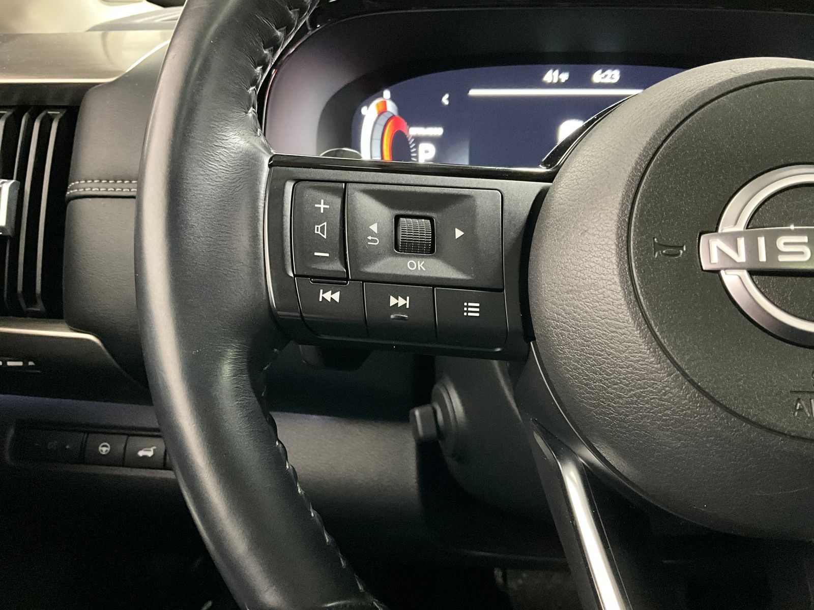Used 2023 Nissan Pathfinder Platinum AWD/4WD image 19
