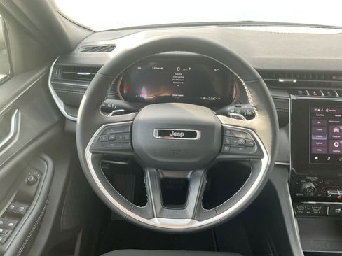 New 2025 Jeep Grand Cherokee Laredo image 12