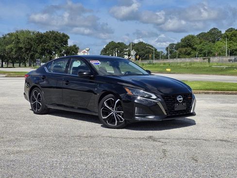 Used 2024 Nissan Altima 2.5 SR FWD image 2