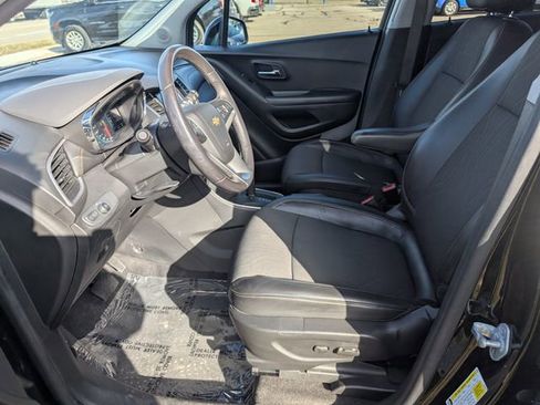 Used 2022 Chevrolet Trax LT w/ LT Convenience Package image 9