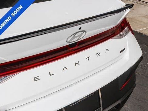 Used 2025 Hyundai Elantra SEL FWD image 12
