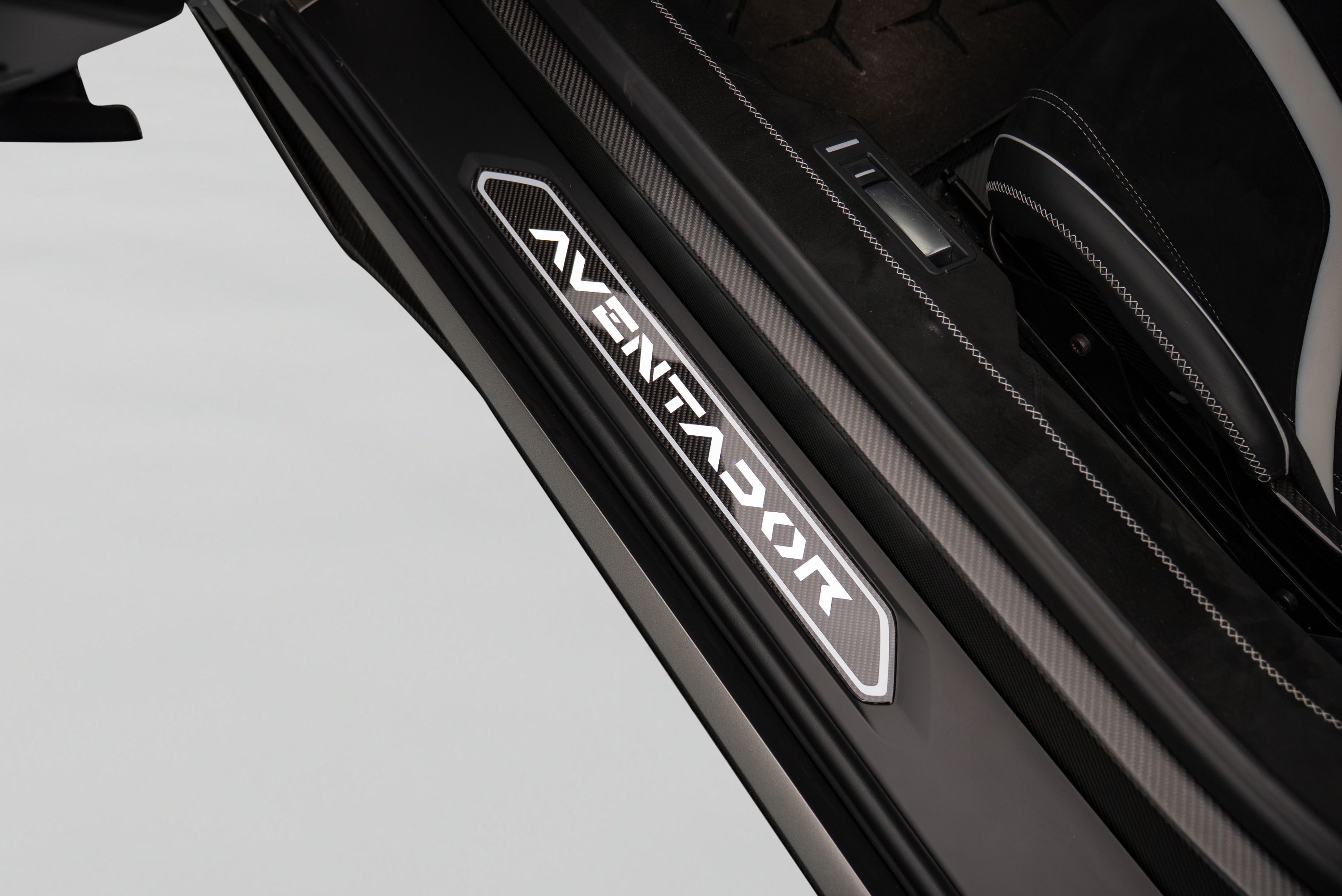 Used 2020 Lamborghini Aventador SVJ AWD/4WD image 11