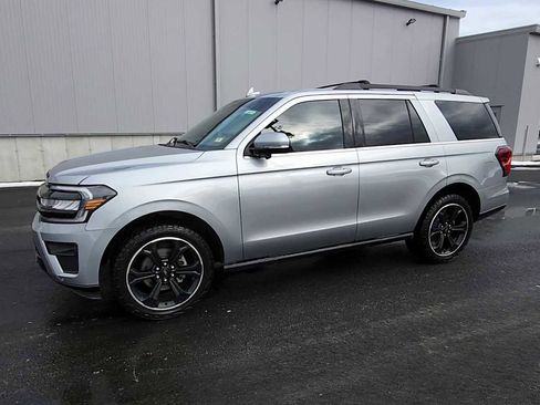 Used 2023 Ford Expedition Limited image 5