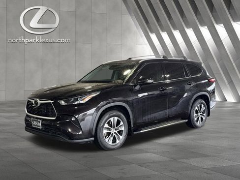 Used 2022 Toyota Highlander XLE AWD/4WD image 3