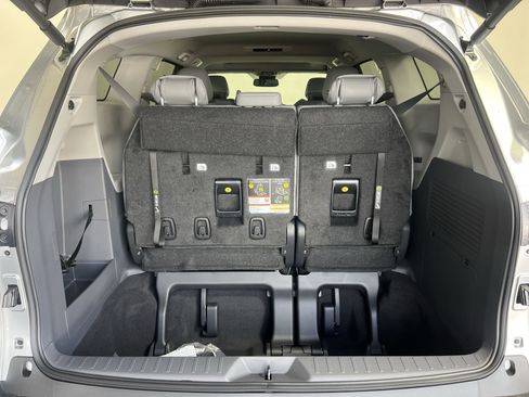 Used 2024 Toyota Sienna XLE FWD image 35