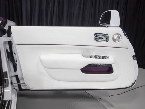 Used 2017 Rolls-Royce Dawn image 38