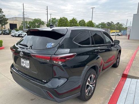 Used 2024 Toyota Highlander XLE FWD image 2