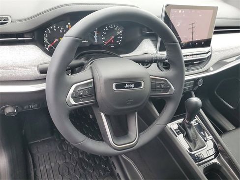 Used 2023 Jeep Compass Latitude image 18