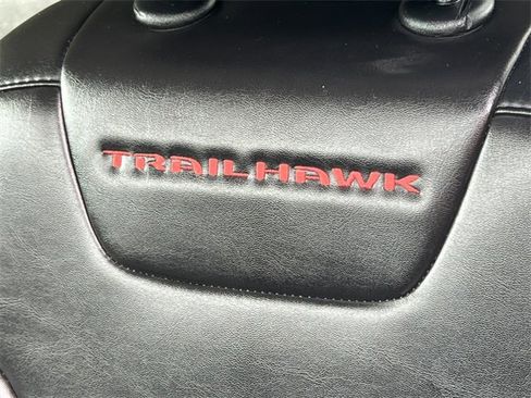 Used 2022 Jeep Cherokee Trailhawk image 15