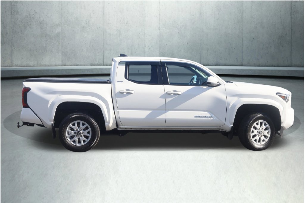 Used 2025 Toyota Tacoma SR5 AWD/4WD image 25