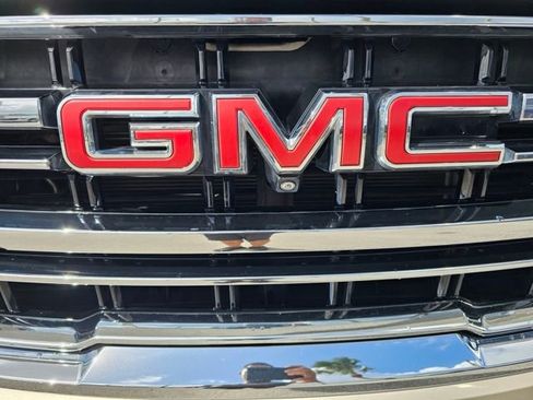 Used 2022 GMC Yukon SLT w/ SLT Premium Package image 8