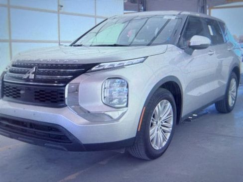 Used 2024 Mitsubishi Outlander ES image 2