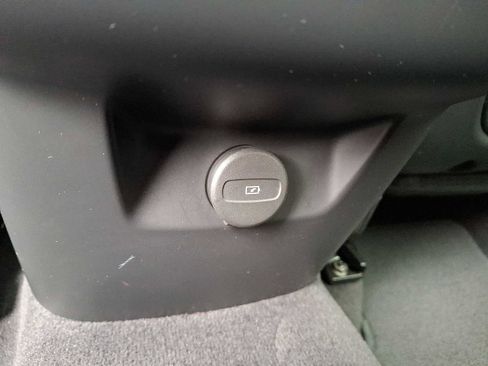 Used 2022 Volvo XC60 B5 Momentum image 11