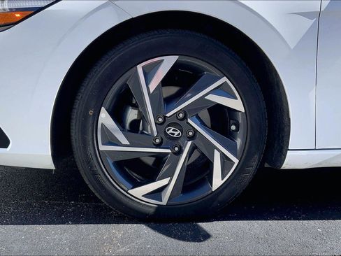 Used 2024 Hyundai Elantra SEL w/ Convenience Package image 8