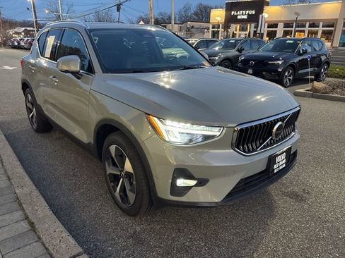 Used 2025 Volvo XC40 B5 Plus image 7